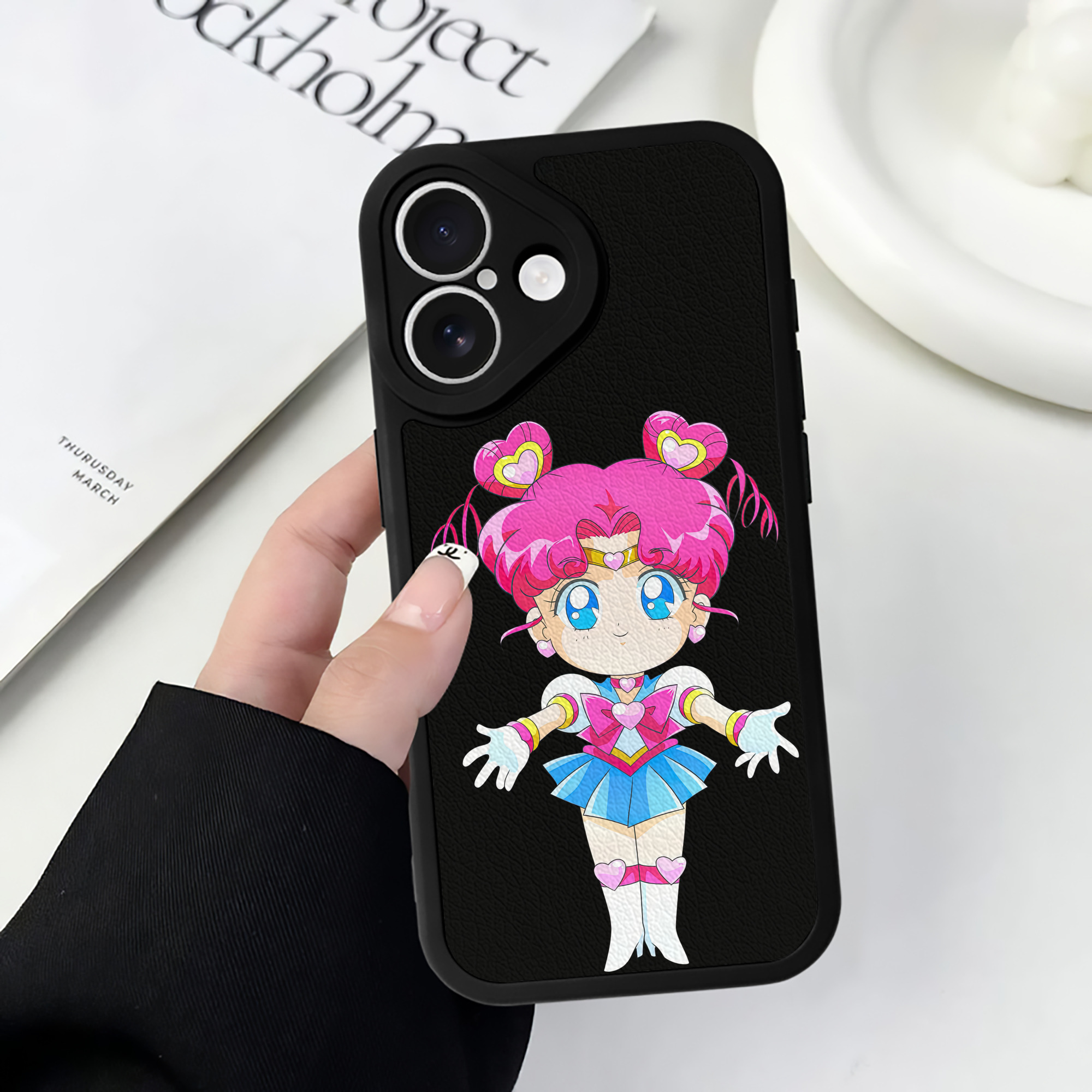 （画像用） 美少女戦士セーラームーン ちびうさ Sailor Moon Chibiusa Tsukino Usagi Small Lady Serenity 【iPhone 16シリーズ対応】シリコンスマホケース（レザー調） 材質：シリコン